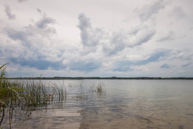 Rüzgarlı ve bulutlu havada göl. 