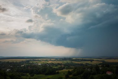 Fırtına köye yaklaşıyor. Kırsal alan