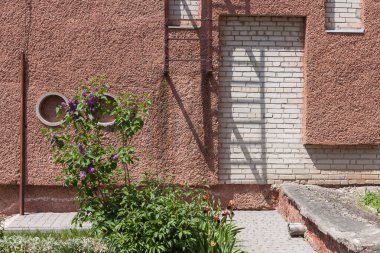 Yangın çıkışlı bir evin ön cephesi.