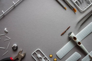 Uçak uçağının modelini detaylarıyla ölçeklendir. Plastik montaj kiti. Üst Manzara. Boşluğu kopyala