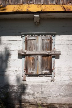 Eski, terk edilmiş bir evin dekore edilmiş ahşap pencereleri. Antik Ukrayna mimarisi