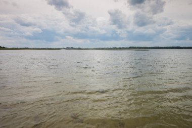 Rüzgarlı ve bulutlu havada göl.