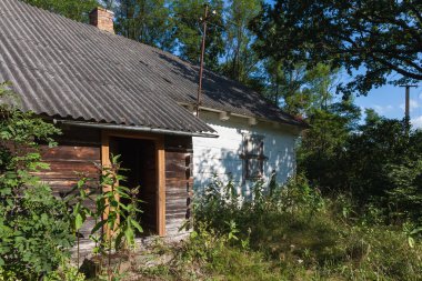 Sarı renkli eski ahşap kapılar. Antik Ukrayna mimarisi