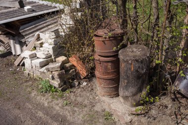 Bahçedeki paslı konteynırlar