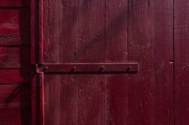 Kapı menteşeleri kırmızıya boyanmış. Küçük alan derinliği 