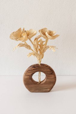 Samandan yapılmış bir buket çiçekli ahşap bir vazo. Samandan örgü