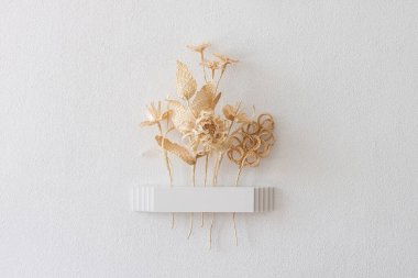 Kurumuş çiçekler için duvar vazosu. Beyaz arka planda samandan yapılmış çiçekler. Samandan örgü örüyorum. Saman duvar dekorasyonu. 