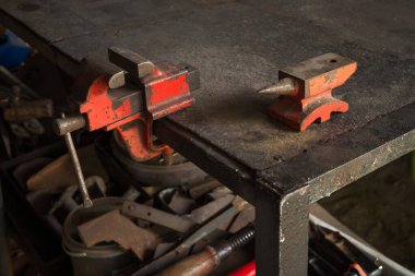 Çalışma masasında küçük bir mengene var.