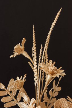 Buket çiçekleri koyu arkaplandaki samandan yapılır. Samandan örgü