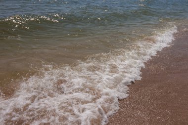 Deniz manzaralı. Güneşli bir günde Karadeniz 'in büyük ve fırtınalı dalgaları. Küçük alan derinliği