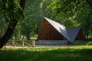 Gölün üstündeki parkta açık konser sahnesi