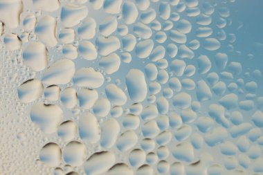 Pencere camına su damlıyor. Soyut arkaplan. Alanın küçük derinliği..