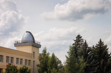 Okulun gözlemevi binası. Ukrayna