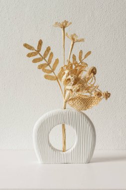 Samandan yapılmış bir buket çiçekli ahşap bir vazo. Samandan örgü