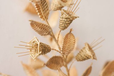 Buket çiçekleri beyaz arka planda samandan yapılmıştır. Samandan örgü örüyorum. Küçük alan derinliği