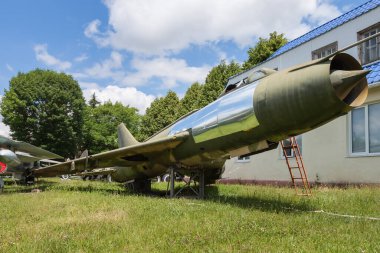 Eski Sovyet jet bombacısı SU-7. Terk edilmiş askeri teçhizat parkı