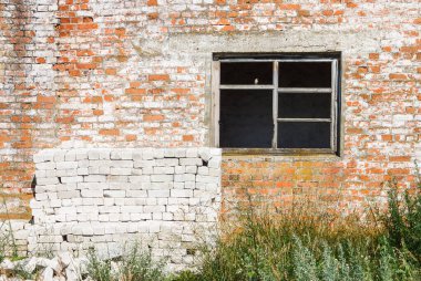 Terk edilmiş bir evin penceresi. Tuğla cephesi