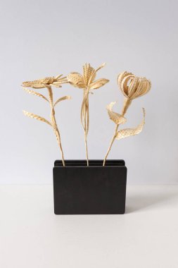 Çiçekler arka planda samandan yapılmıştır.