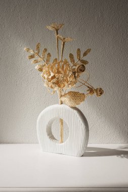 Samandan yapılmış bir buket çiçekli ahşap bir vazo. Samandan örgü