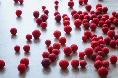 Dikiş için kırmızı yün toplar. Alanın küçük derinliği (DOF)