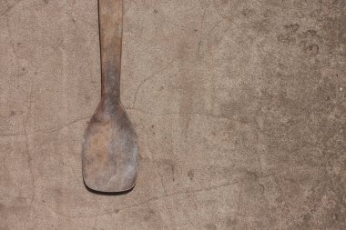 Yemekleri karıştırmak için eski tahta karıştırıcı kürek.