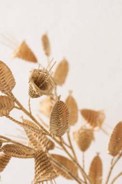 Buket çiçekleri beyaz arka planda samandan yapılmıştır. Samandan örgü örüyorum. Küçük alan derinliği