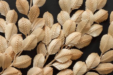 Yapraklı dal samandan yapılmıştır. Saman duvar dekorasyonu. Ürünler samandan yapılmıştır. Samandan örgü