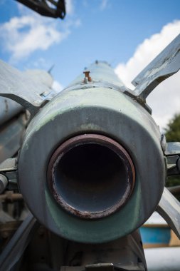 Arka planda uçaksavar füzeleri var. Sürüngen üzerinde eski Sovyet roketatar