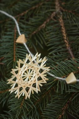 Kar taneleri samandan yapılır. Noel dekoru. Samandan örgü örüyorum. Küçük alan derinliği