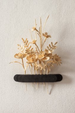 Kurumuş çiçekler için duvar vazosu. Beyaz arka planda samandan yapılmış çiçekler. Samandan örgü örüyorum. Saman duvar dekorasyonu. 