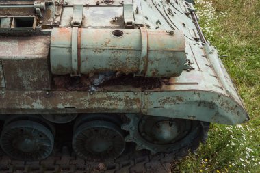 Eski Sovyet tankının tasarım unsurları ve detayları. Askeri yeşil kamuflaj metal arka planı