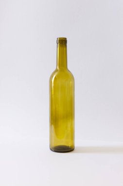 beyaz zemin üzerinde boş şişe