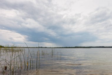 Rüzgarlı ve bulutlu havada göl.