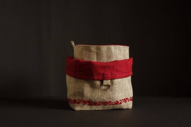 Nakışlı kırmızı süslemeli eşyalar için çanta. Keten kumaştan yapılmış. Siyah arkaplan