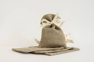 Dekoratif çantalar. Keten kumaştan yapılmış. Beyaz arkaplan.