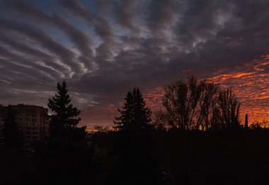 Gün batımı. Akşam gökyüzünde bulutlar. Caddenin penceresinden bak. Lutsk, Ukrayna