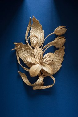 Mavi arka planda saman süslemesi. Çiçekli dal. Samandan yapılmış yaka çiçeği. Broş. Samandan örgü.