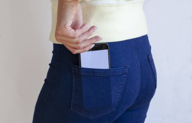 Modern smartphone cebinden alarak.