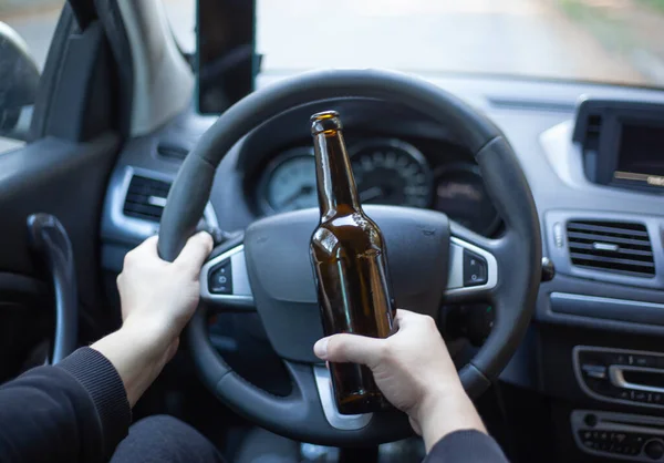 Vista Trasera Joven Conduciendo Coche Mientras Bebe Cerveza Enfoque Selectivo — Foto de Stock