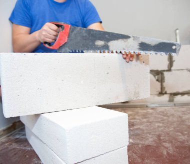 Havalandırma betonu için testere. Gaz bloğunun duvarındaki kapı aralığı el yapımı.