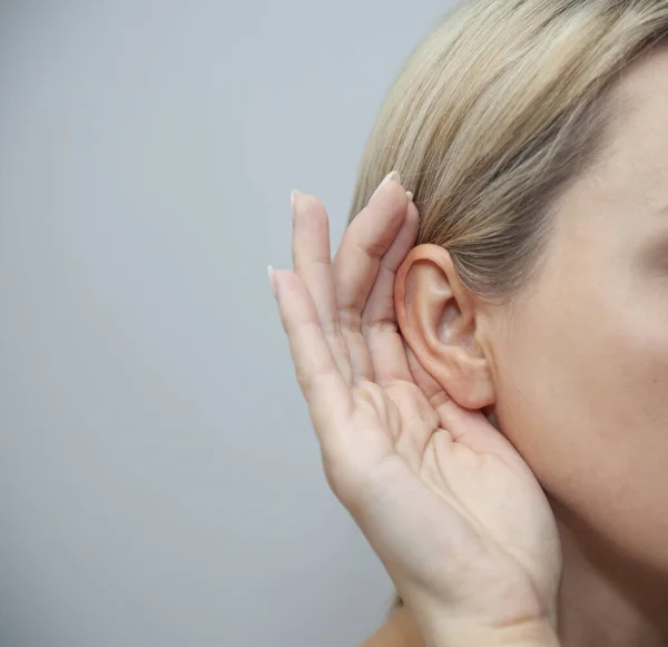 耳痛或颈部疼痛的女人 女人的急性疼痛 女性手牵着耳朵后面的斑点 带有显示疼痛部位的概念性照片 — 图库照片#