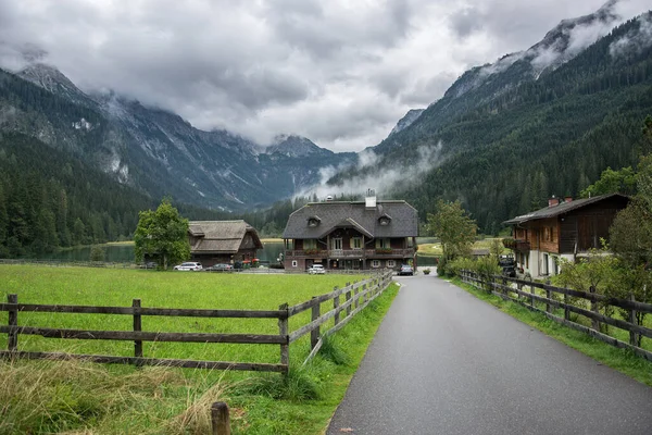 Jagersee Austria Camino Acceso Hoteles Madera Junto Lago Las Montañas —  Fotos de Stock