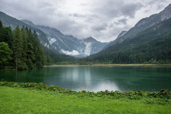 Озеро Ягерзе Австрии Недалеко Города Ваграйн Вода Высокие Горы Облаках — стоковое фото