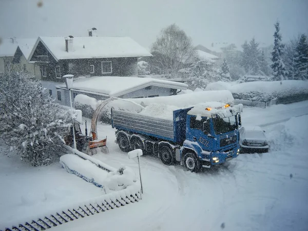 Blauwe Grote Vrachtwagen Sneeuwblazer Duidelijke Sneeuw Bergstad Sneeuwramp Alpen — Stockfoto