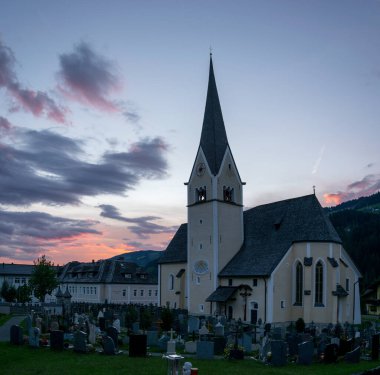 Wagrain, Avusturya - Akşam üzeri mezarlığı olan kilise.