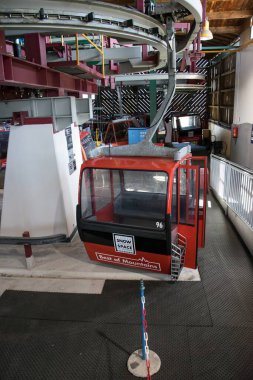 Wagrain, Avusturya - Grafenberg tepe istasyonundaki kırmızı teleferik kabini.