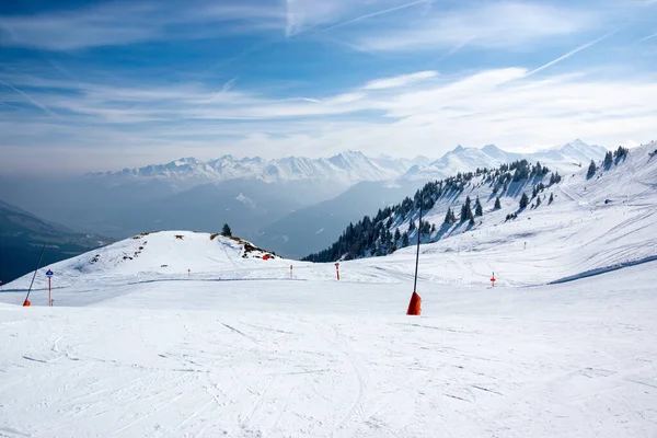Stok Narciarski Śnieżnymi Górami Doliną Zimą Austriackich Alpach Błękitne Niebo — Zdjęcie stockowe