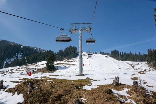 스키를 사람들을 오스트리아 리프트가 겨울에 눈덮인 언덕을 올라간다 — 스톡 사진