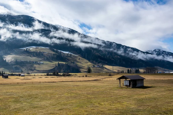 Avusturya Daki Dağlardaki Ormanın Üzerindeki Bulutlar Vadide Ahşap Kulübesi Olan — Stok fotoğraf