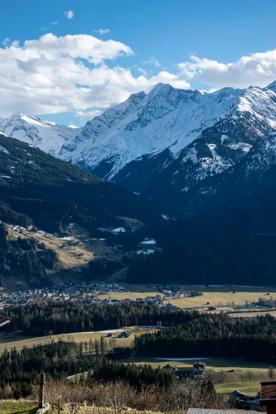 Vale Nos Alpes Austríacos Picos Nevados Montanhas Rochosas Vale Com — Fotografia de Stock